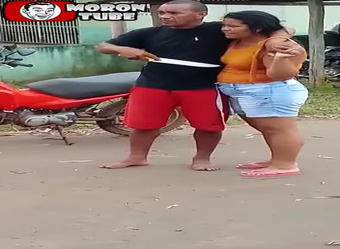 Video :He rescues a woman who has been held captive by a guy brandishing a knife